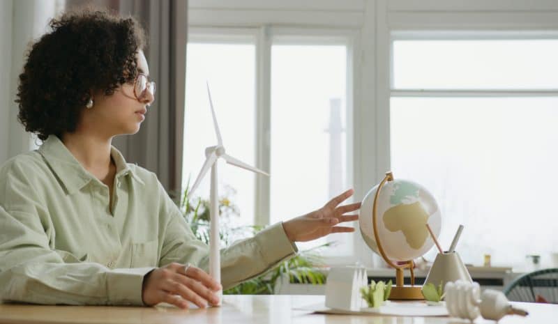 Image femme dans un cabinet de consultation ecologique