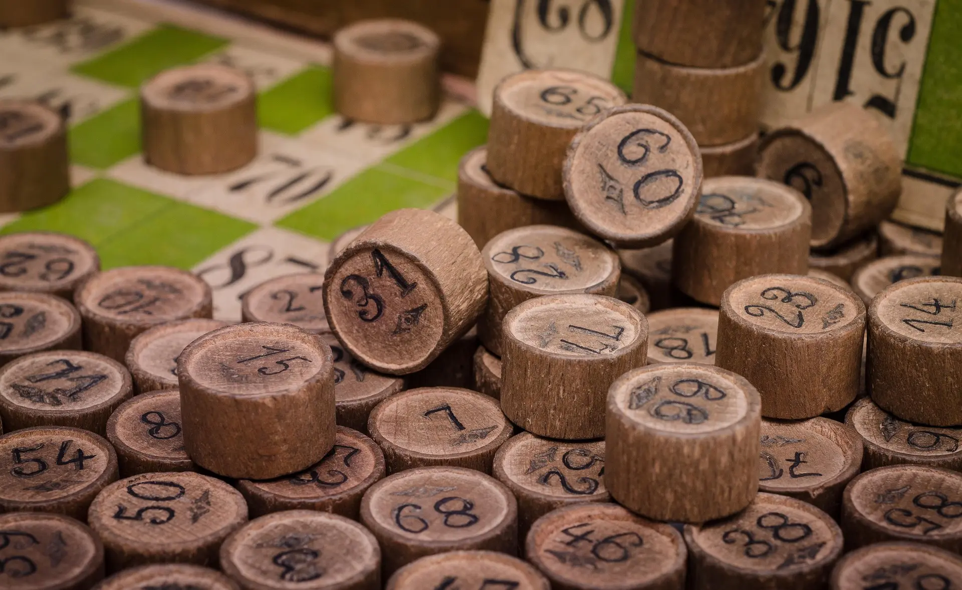 image des jetons en bois d’une lotto