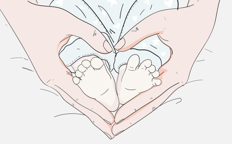 Image des pies de bebe avec les mains de la mama en forme de coeur.